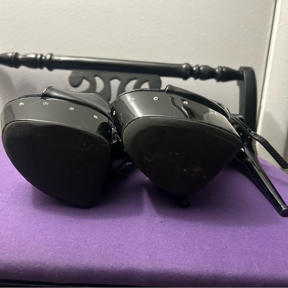 Elle Size 7
1 1/2 inch platform
Only worn once for a photoshoot - Picture 2 of 4